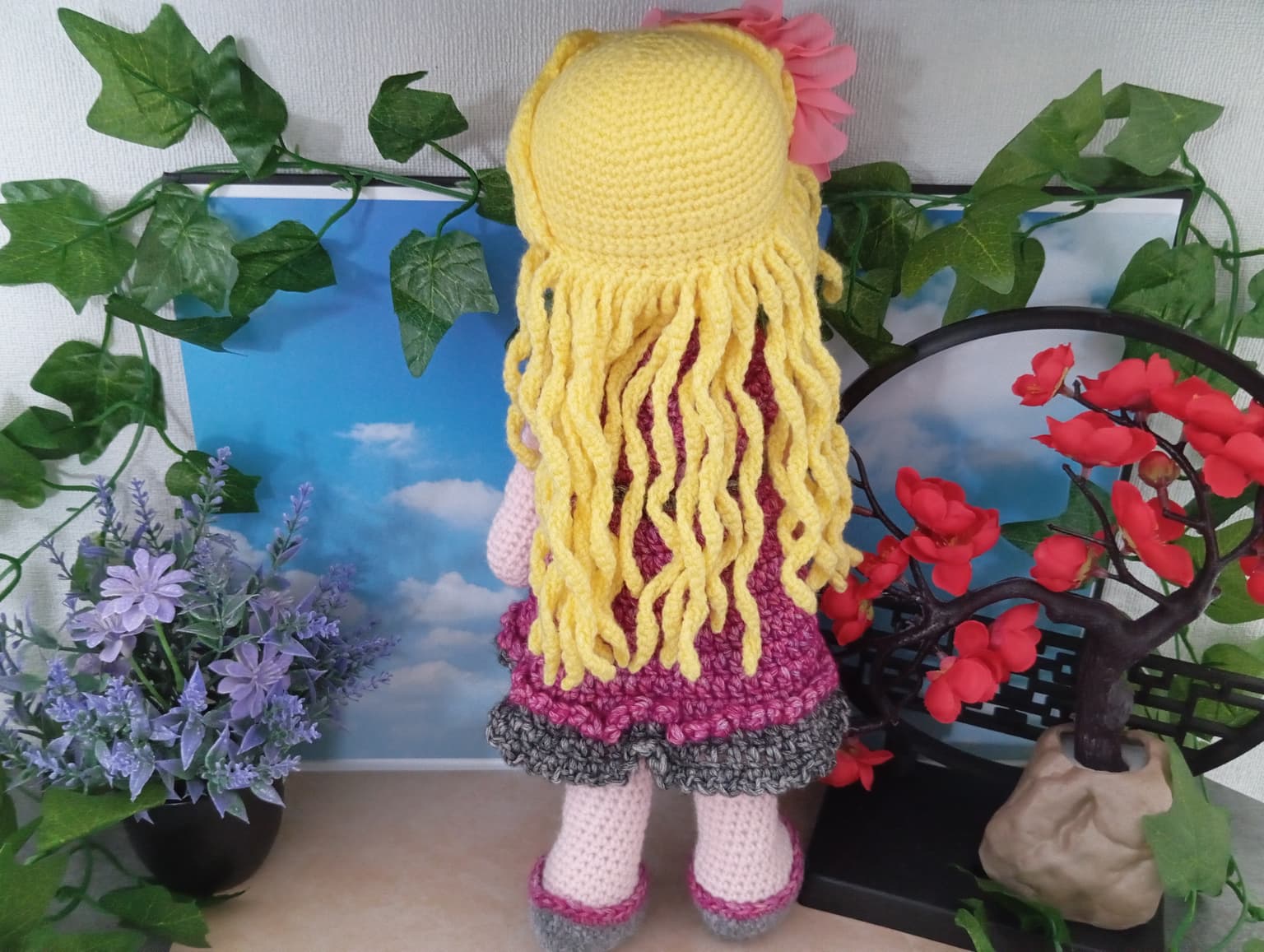 Poupée Amigurumi Robe grenat/grise