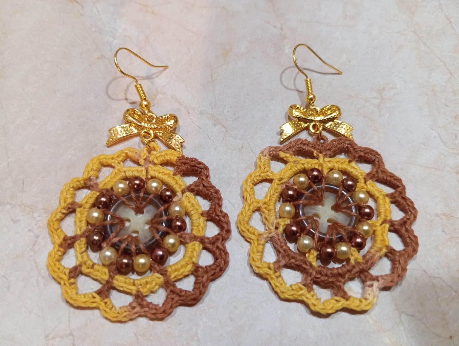 Boucle d'Oreille Jaune/Marron avec bouton et perles