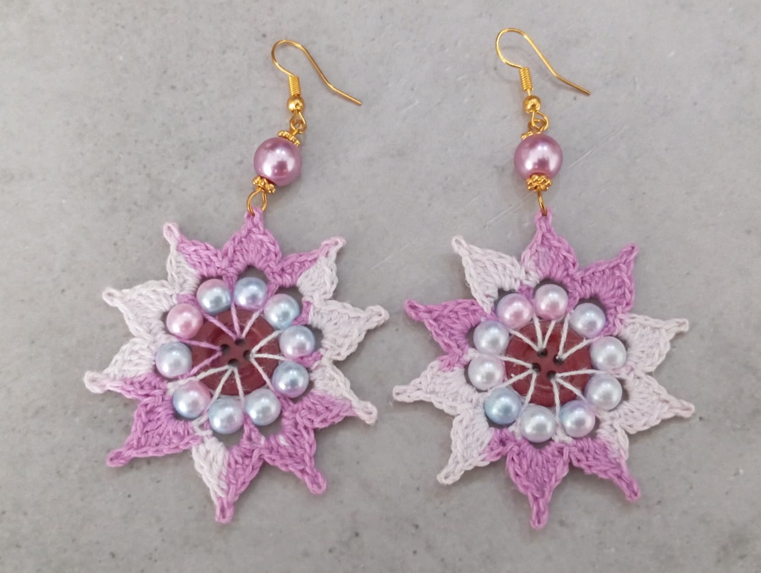 Boucle d'Oreille Mauve/Blanche avec bouton et perles