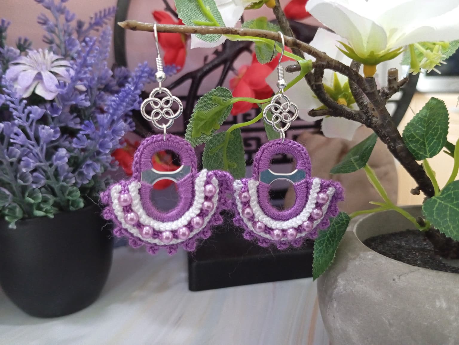 Boucle d'Oreille Violette/Blanche avec perles
