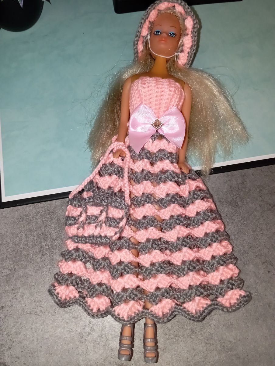 Robe rose/grise pour poupée type Barbie