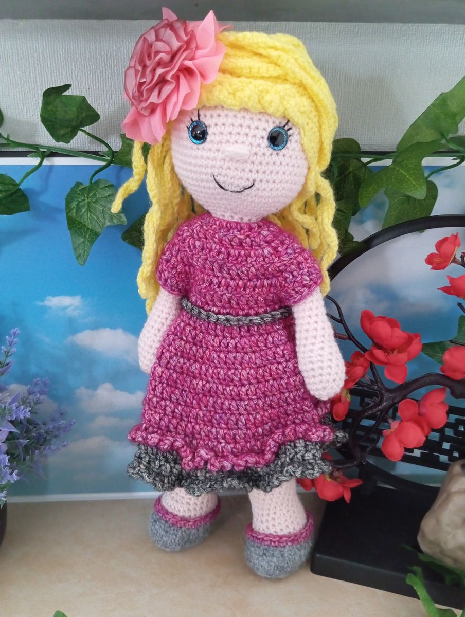 Poupée Amigurumi Robe grenat/grise