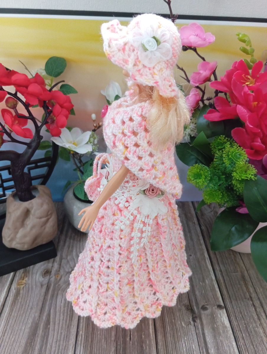 Robe rose pour poupée type Barbie