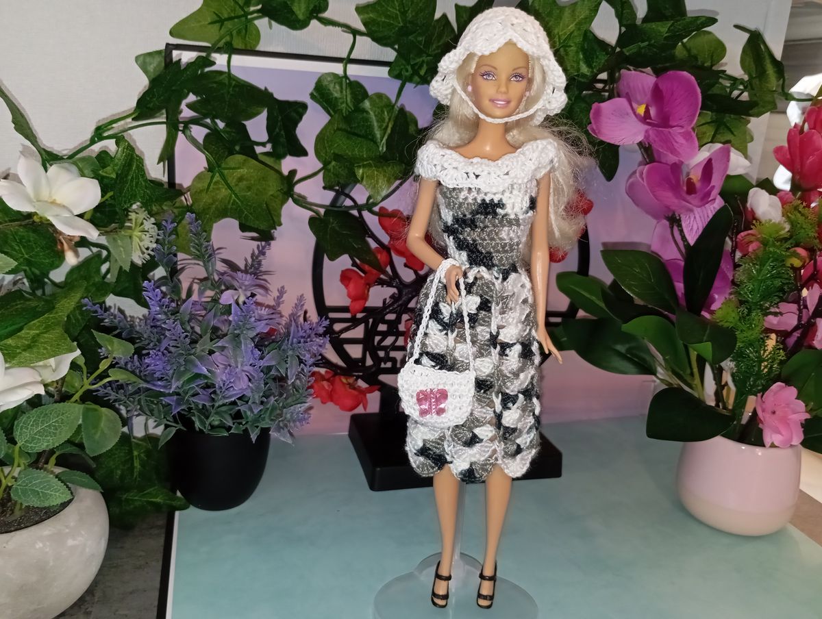 Robe blanche/noire pour poupée type Barbie