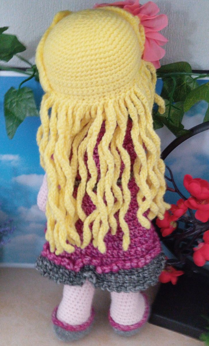 Poupée Amigurumi Robe grenat/grise