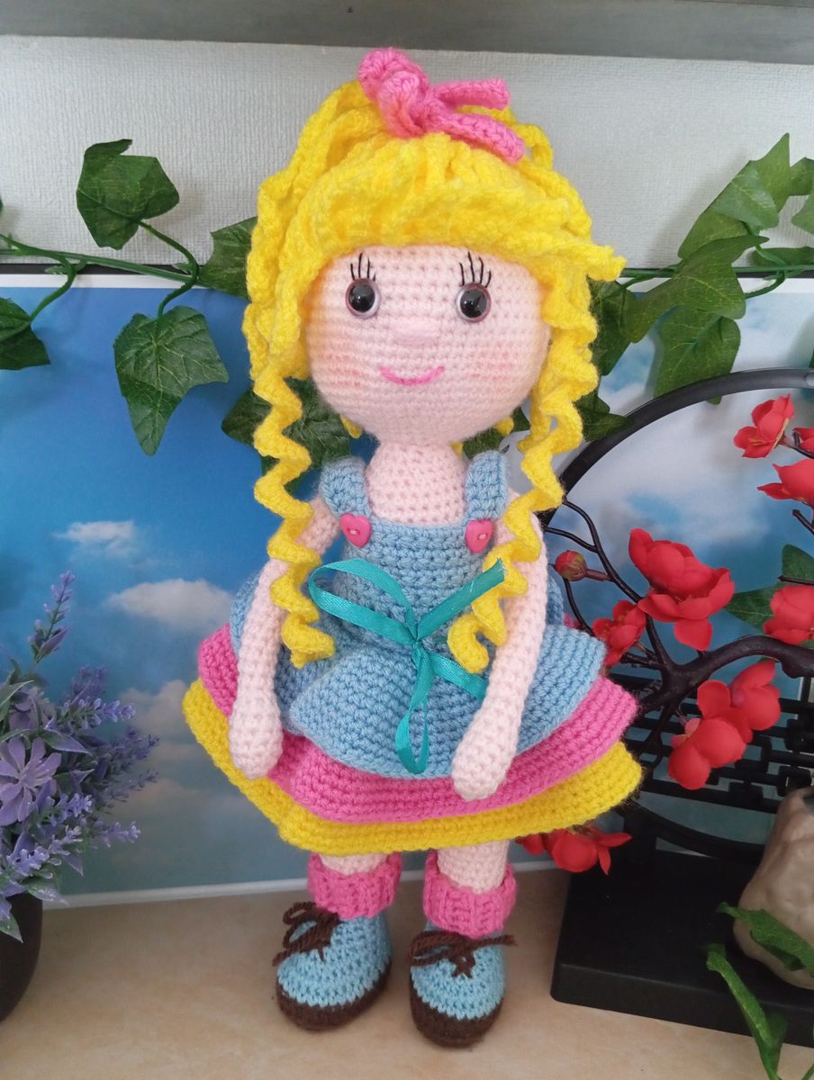 Poupée Amigurumi Blonde robe Bleue/Rose/Jaune