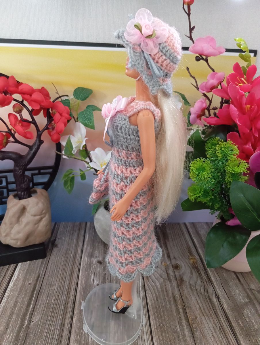 Robe rose/grise pour poupée type Barbie
