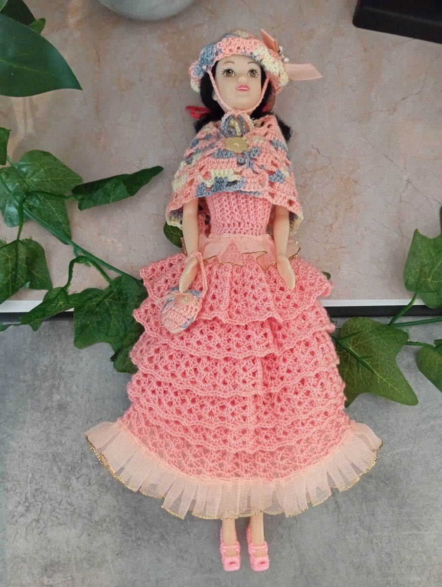 Robe longue rose à volants pour poupée type Barbie