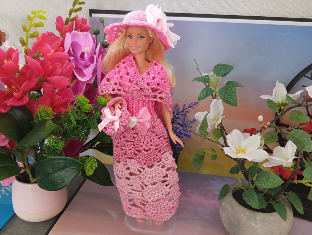 Robe rose pour poupée type Barbie