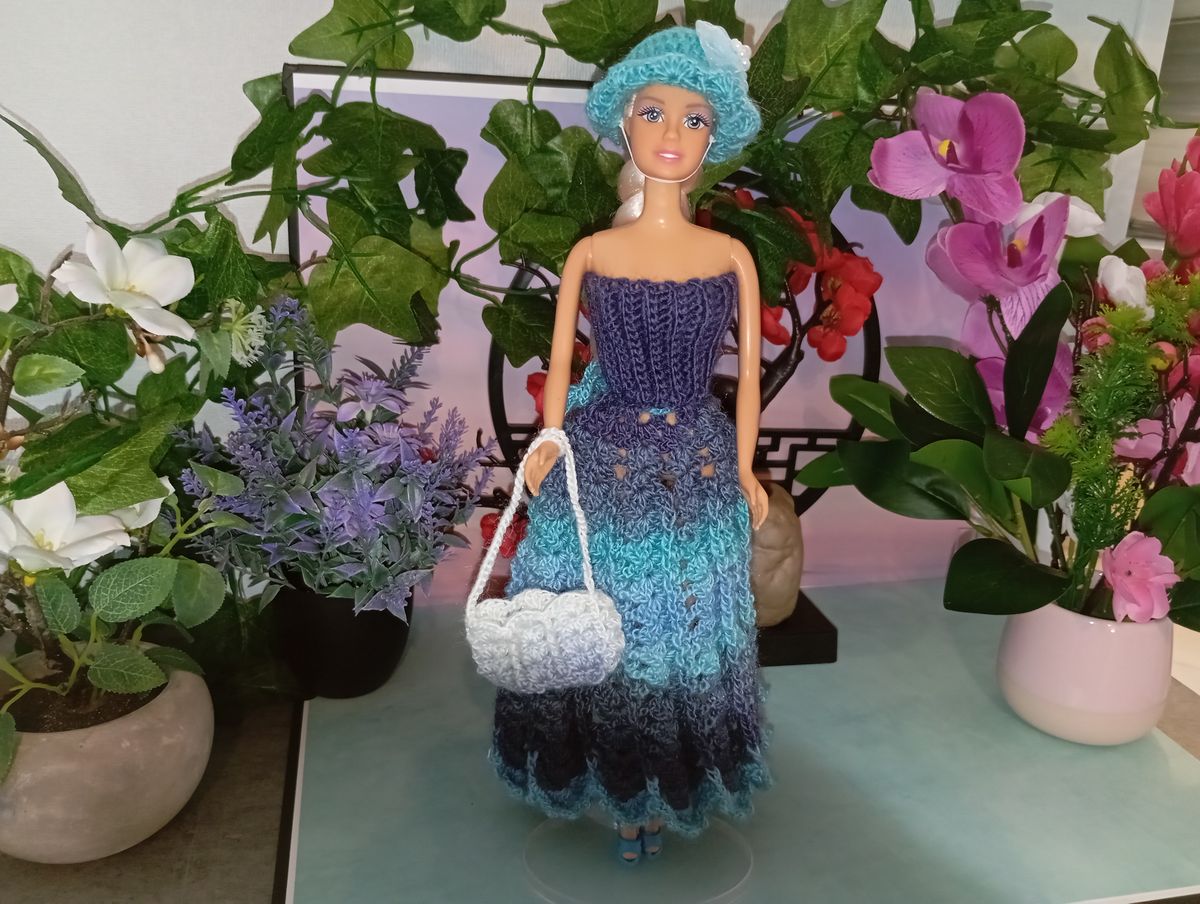 Robe longue bleue pour poupée type Barbie