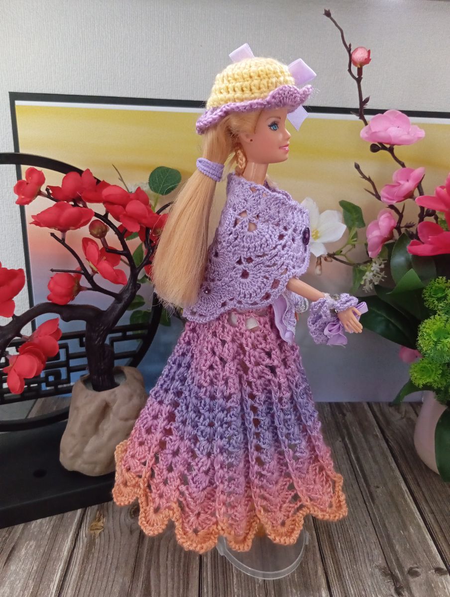 Robe rose/mauve pour poupée type Barbie
