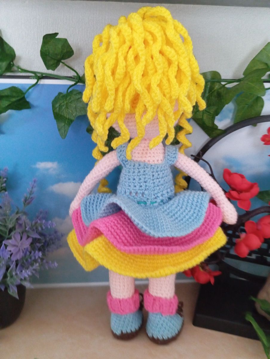 Poupée Amigurumi Blonde robe Bleue/Rose/Jaune