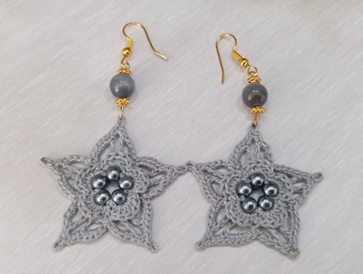 Boucle d'Oreille Grise en relief avec perles