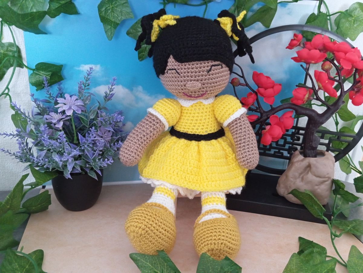 Poupée Asiatique - robe jaune