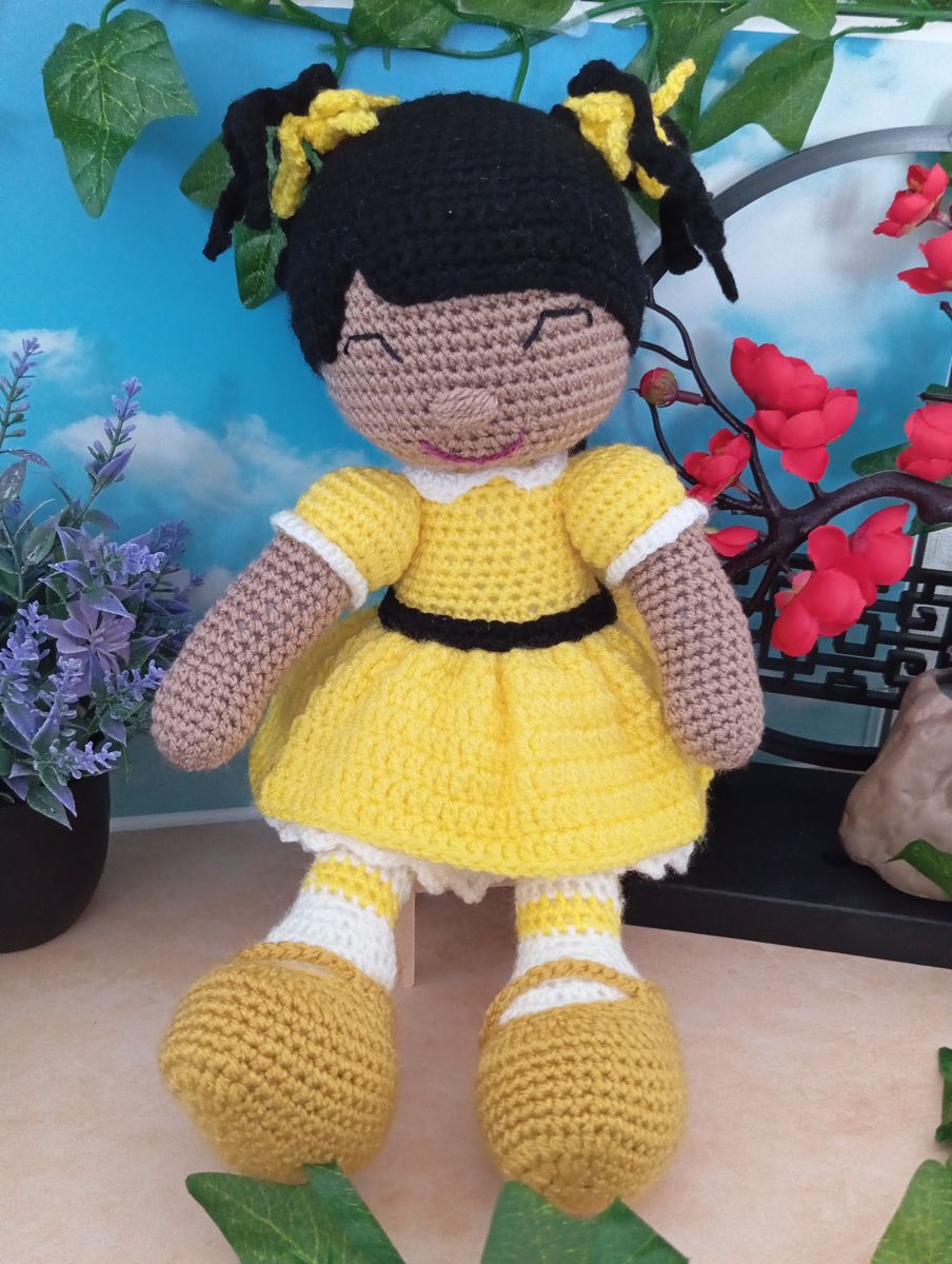Poupée Asiatique - robe jaune