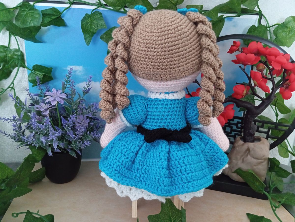 Poupée Européenne - robe bleue