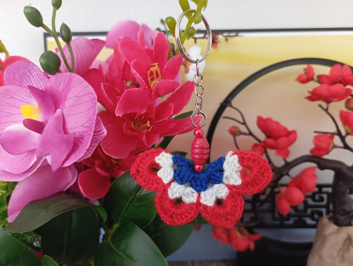 Porte clé papillon rouge/blanc/bleu