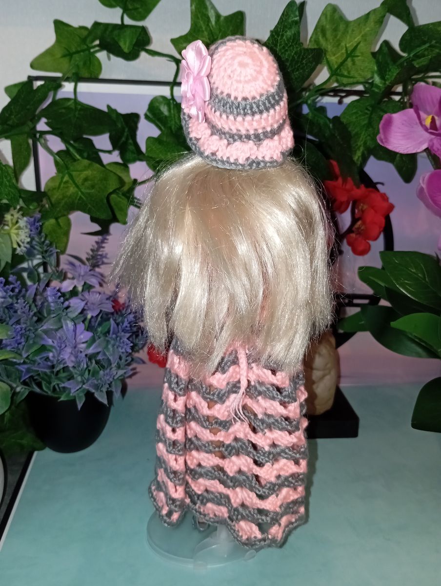 Robe rose/grise pour poupée type Barbie