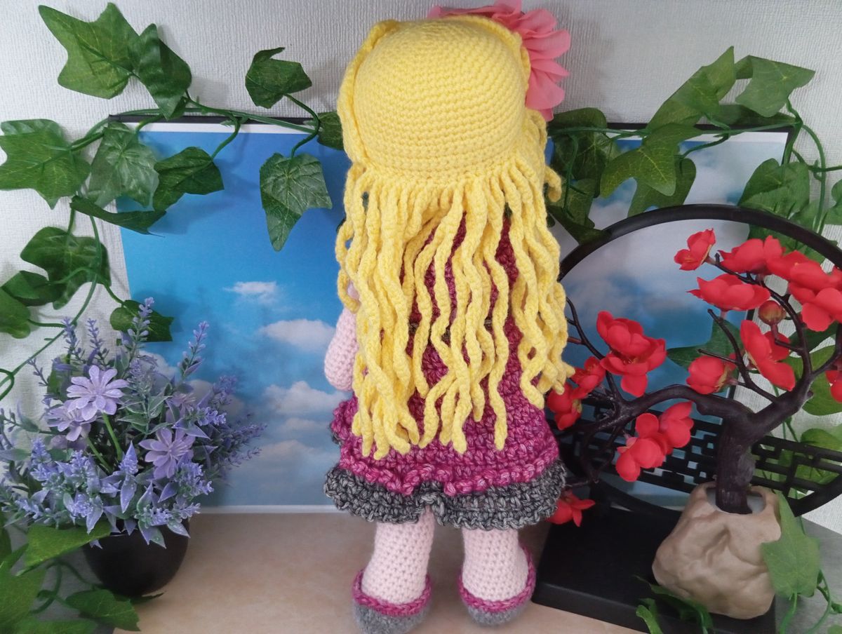 Poupée Amigurumi Robe grenat/grise