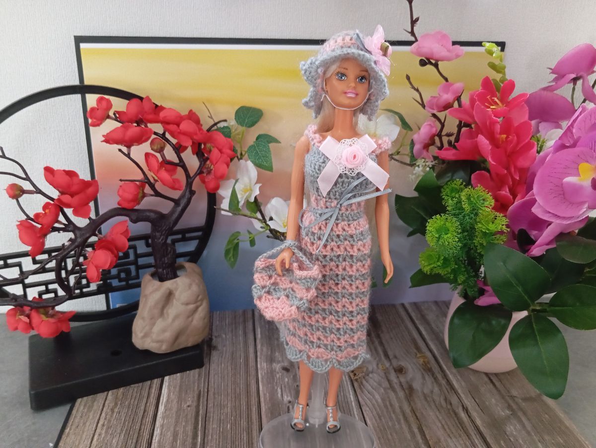Robe rose/grise pour poupée type Barbie