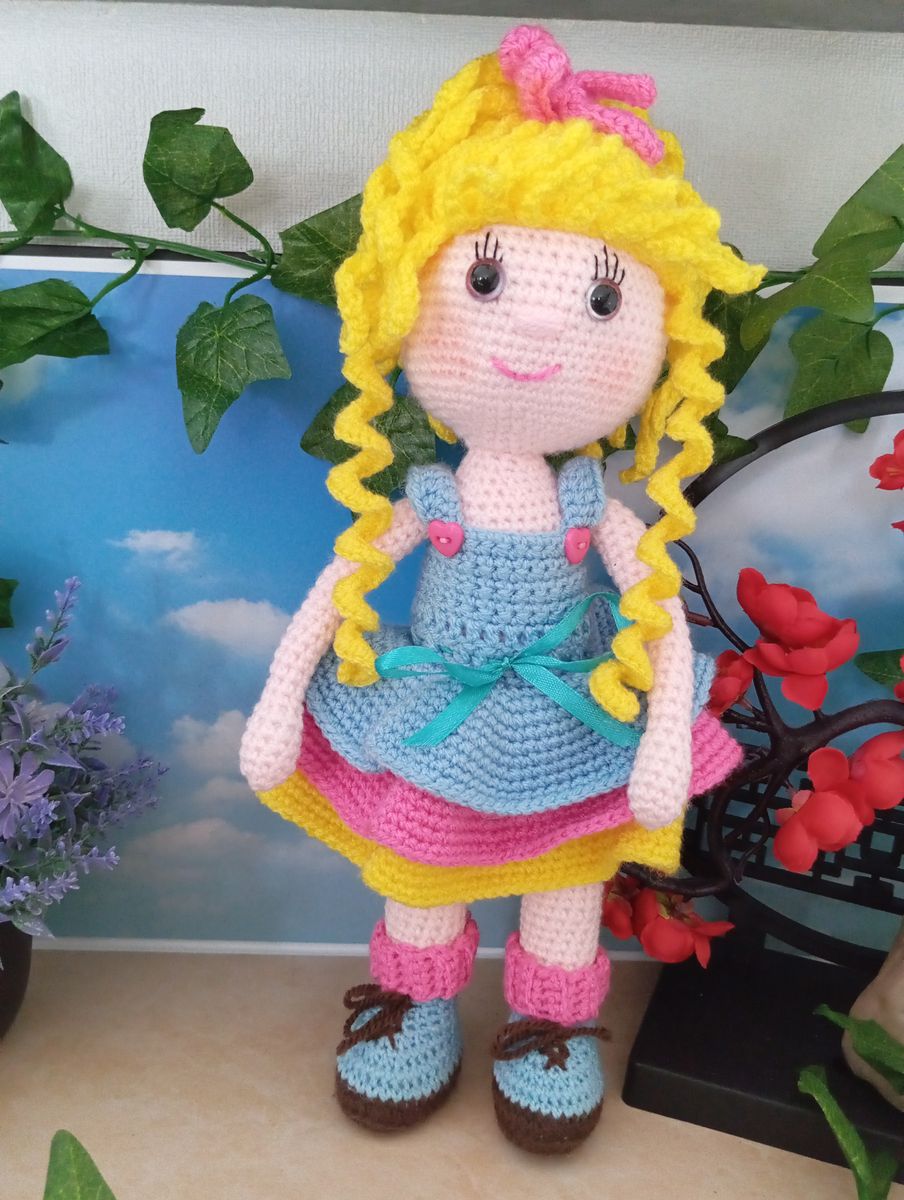 Poupée Amigurumi Blonde robe Bleue/Rose/Jaune