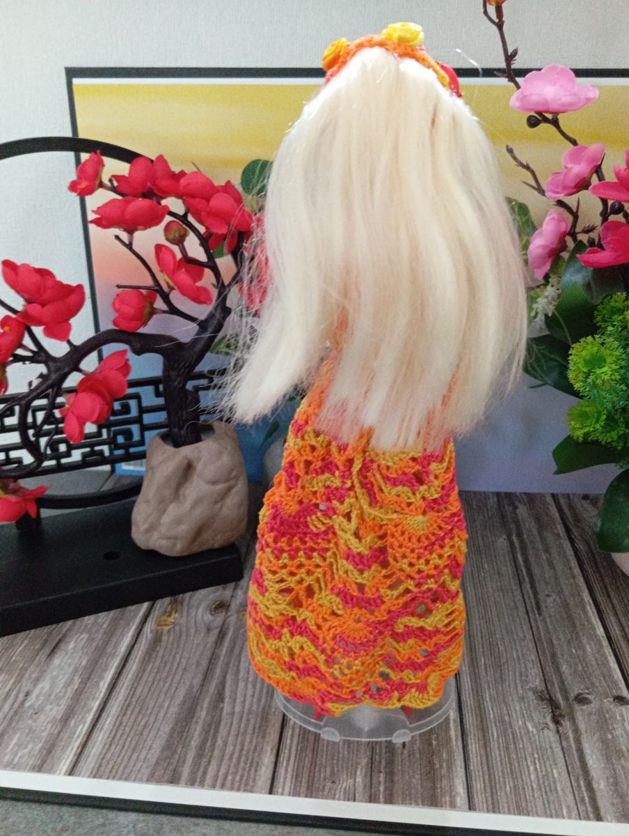 Robe orange/jaune/rouge pour poupée type Barbie