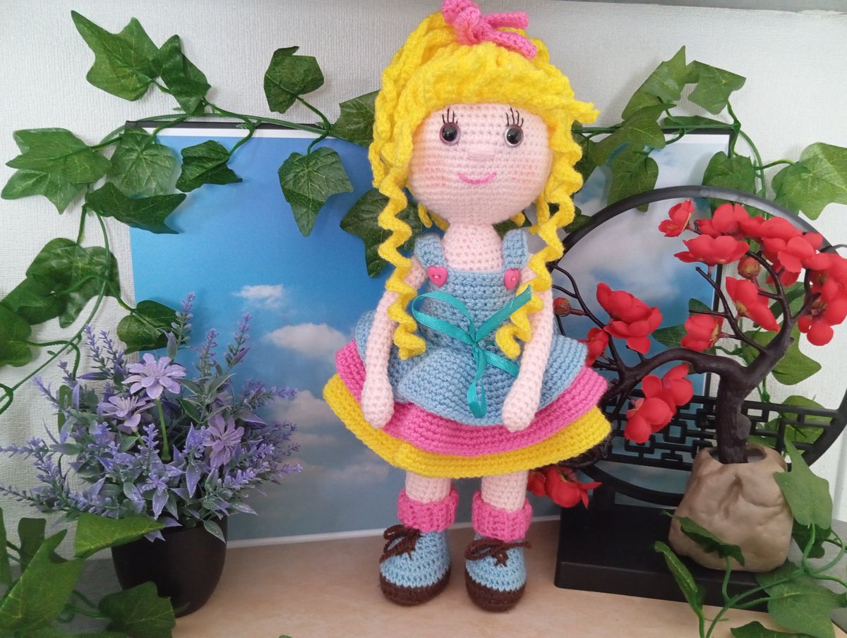 Poupée Amigurumi Blonde robe Bleue/Rose/Jaune