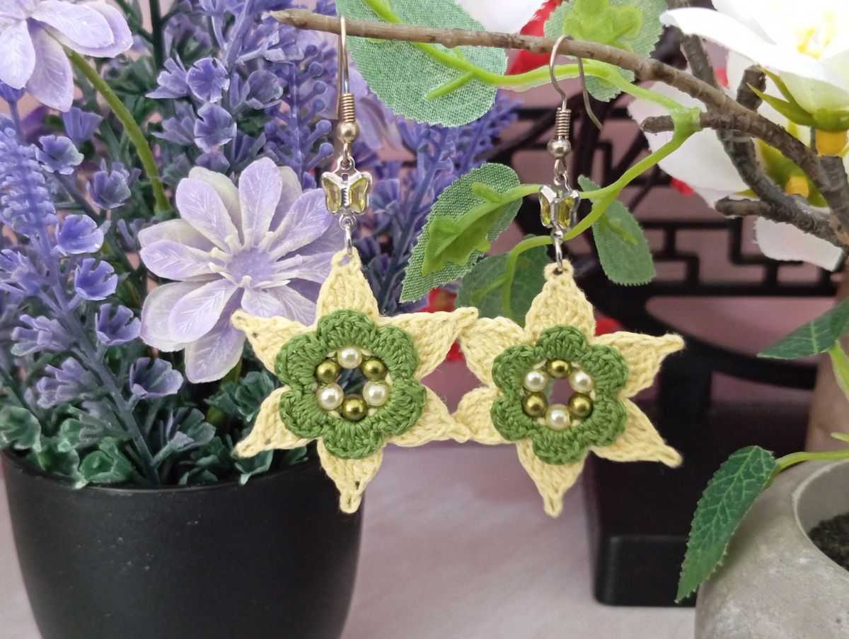 Boucle d'Oreille Verte/Jaune en relief avec perles