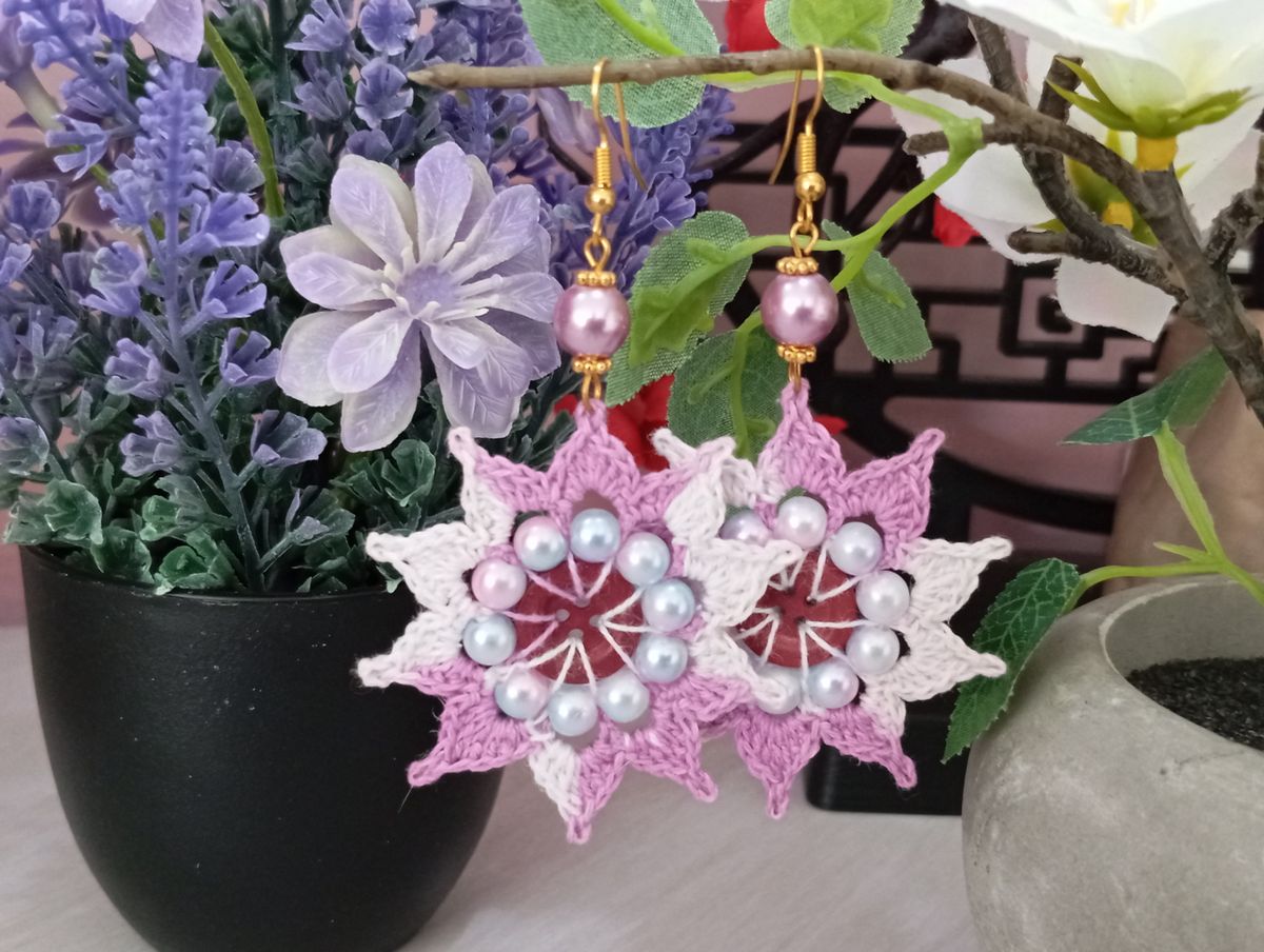 Boucle d'Oreille Mauve/Blanche avec bouton et perles