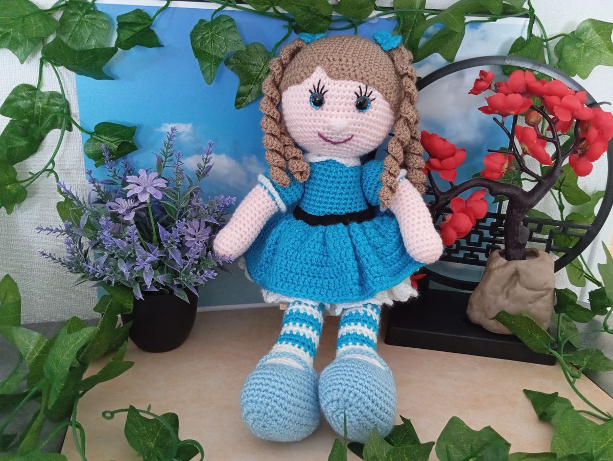 Poupée Européenne - robe bleue