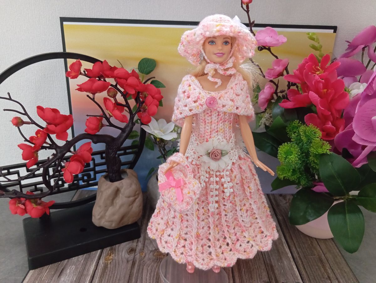 Robe rose pour poupée type Barbie