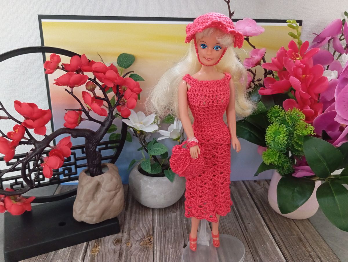 Robe rouge pour poupée type Barbie
