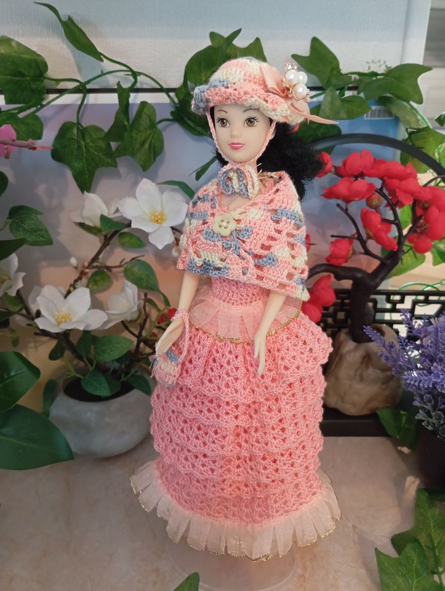 Robe longue rose à volants pour poupée type Barbie