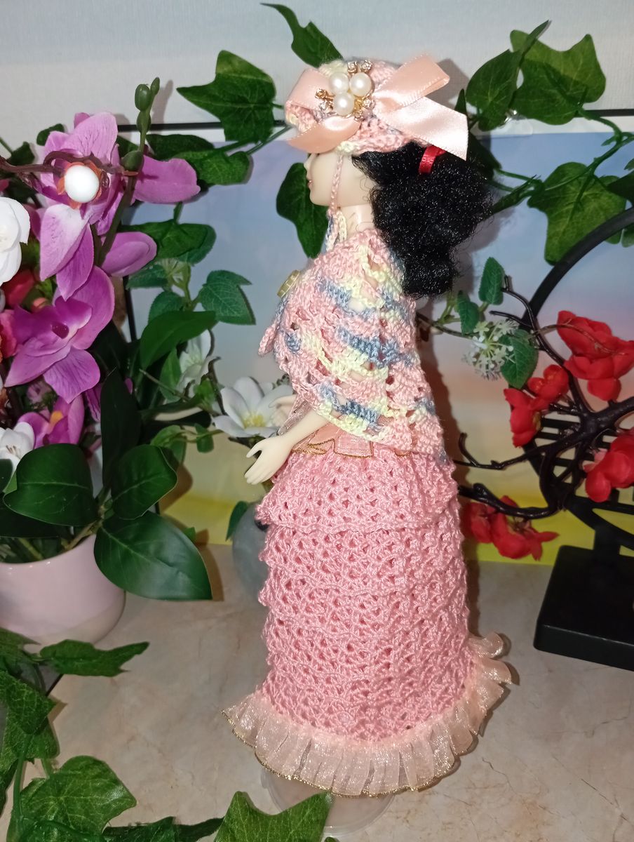 Robe longue rose à volants pour poupée type Barbie