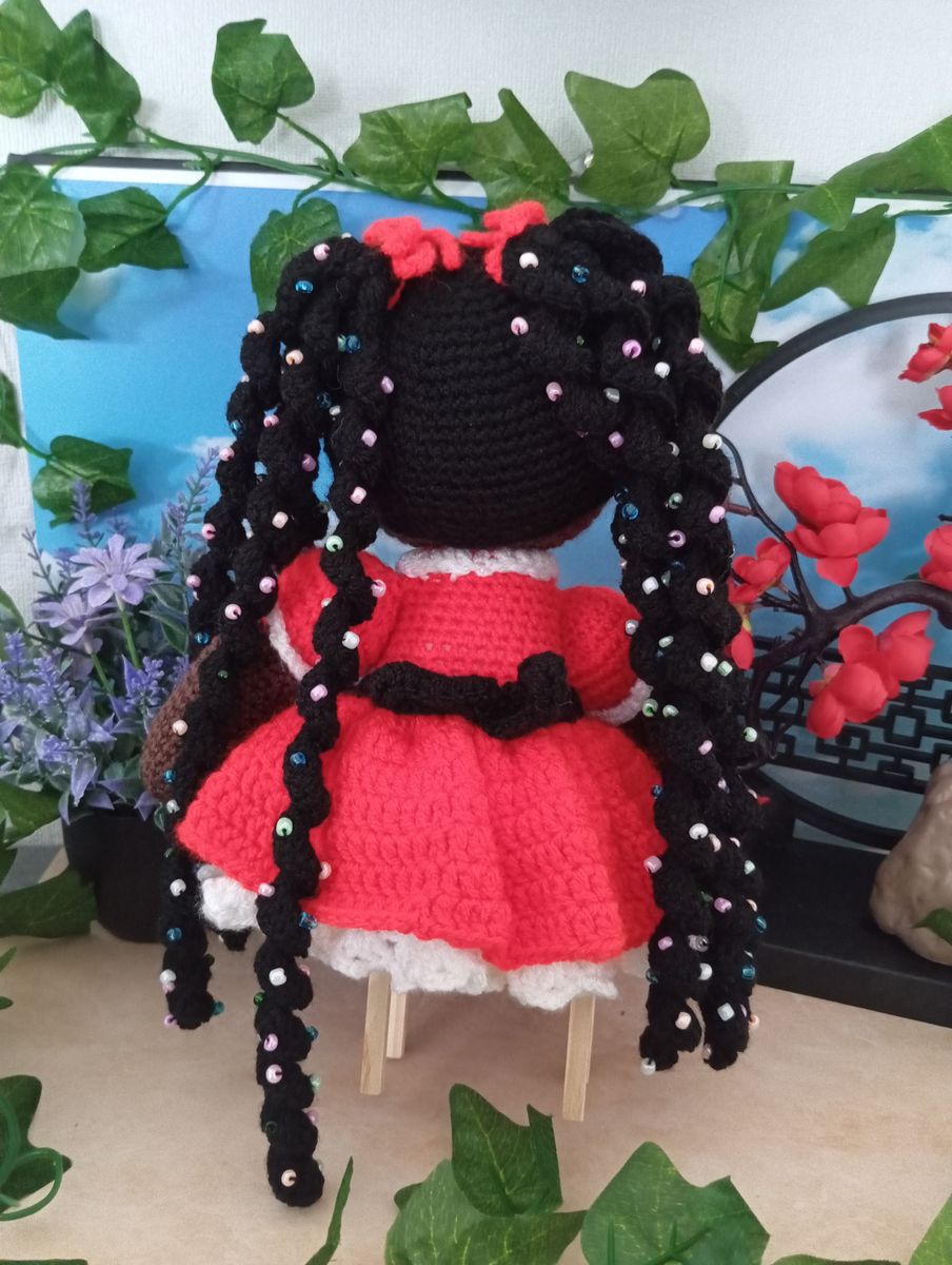 Poupée de couleur - robe rouge