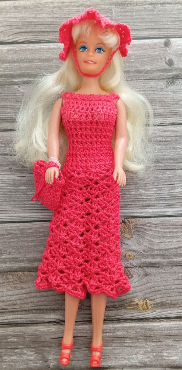 Robe rouge pour poupée type Barbie
