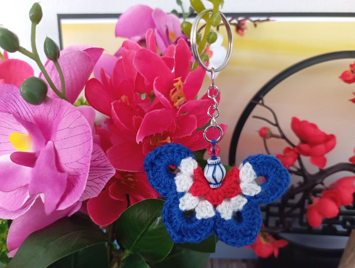 Porte clé papillon bleu/blanc/rouge