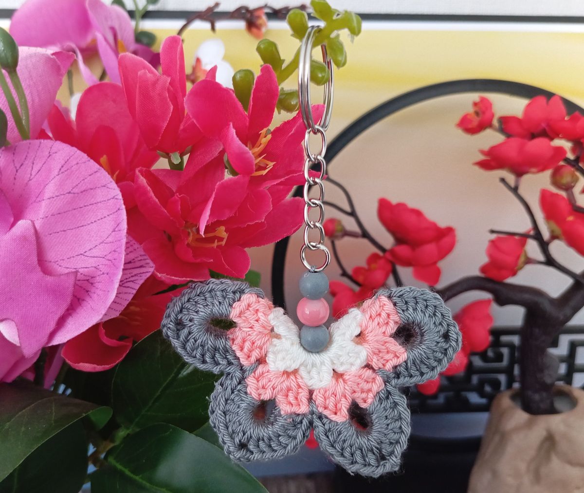 Porte clé papillon gris/rose/blanc
