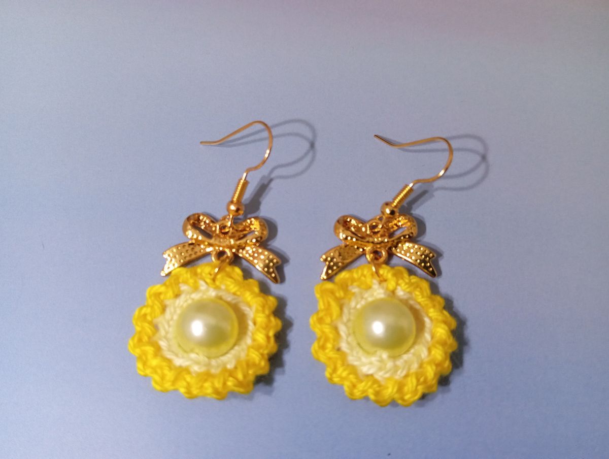 Boucle d'Oreille Jaune avec perle