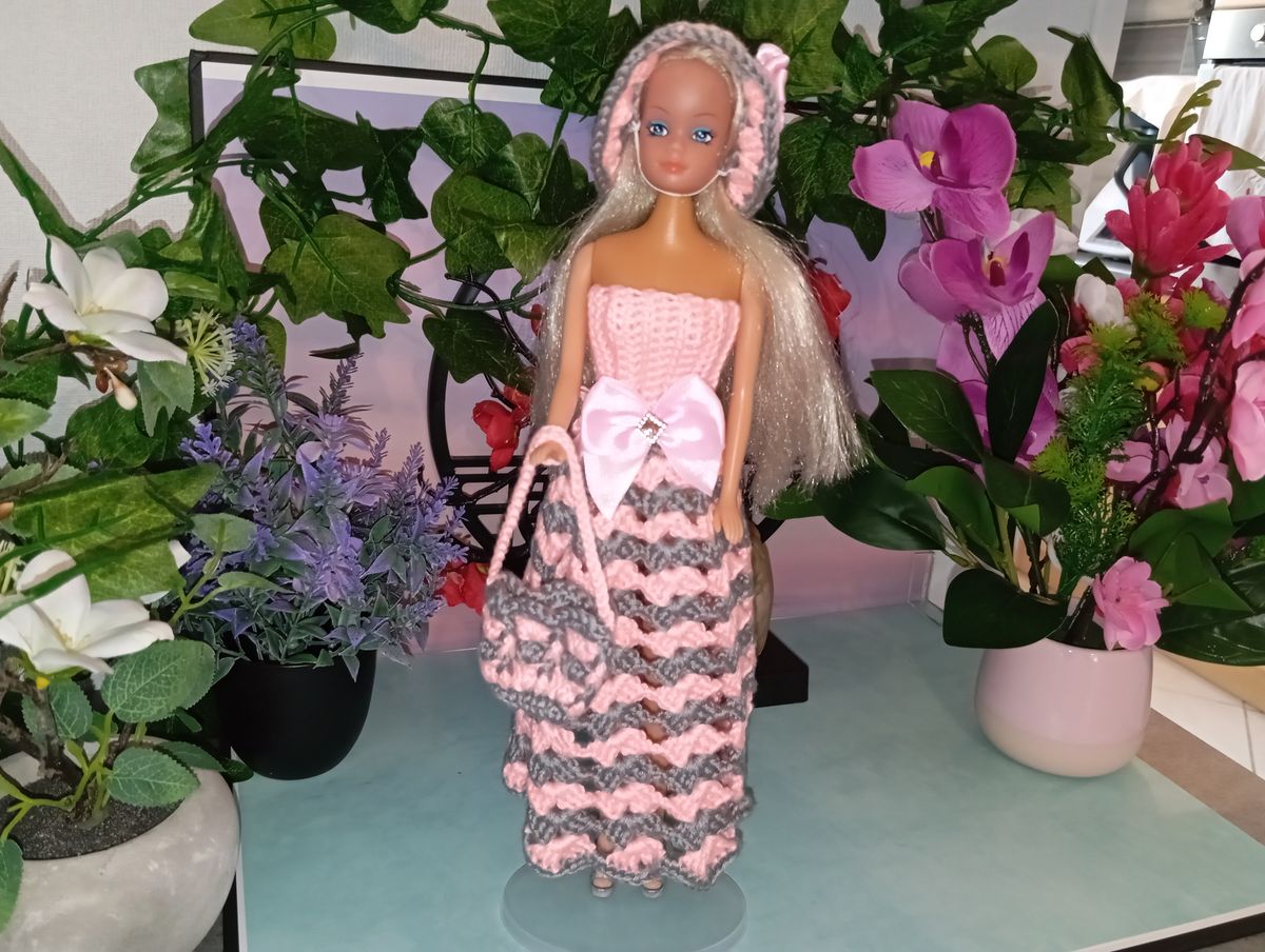 Robe rose/grise pour poupée type Barbie