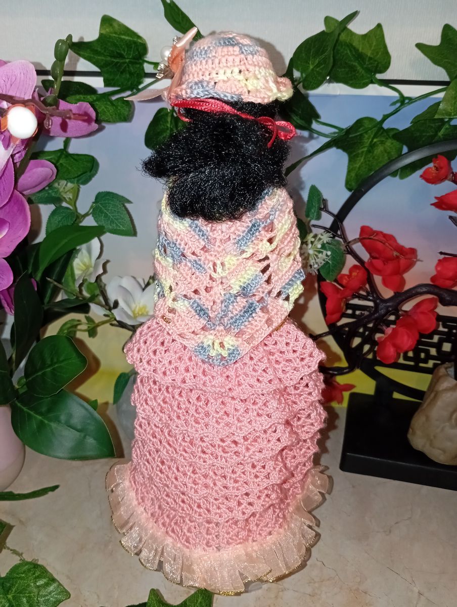 Robe longue rose à volants pour poupée type Barbie