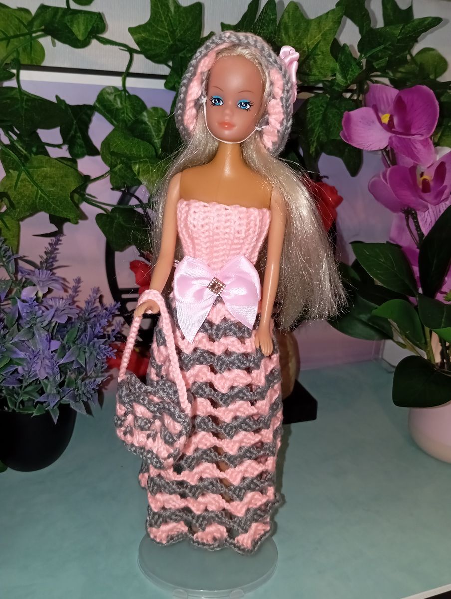 Robe rose/grise pour poupée type Barbie
