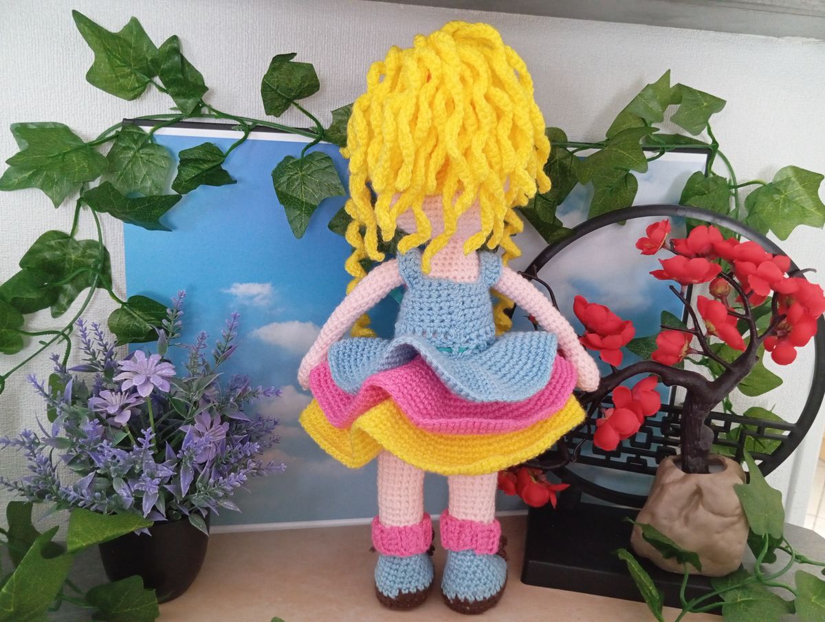 Poupée Amigurumi Blonde robe Bleue/Rose/Jaune