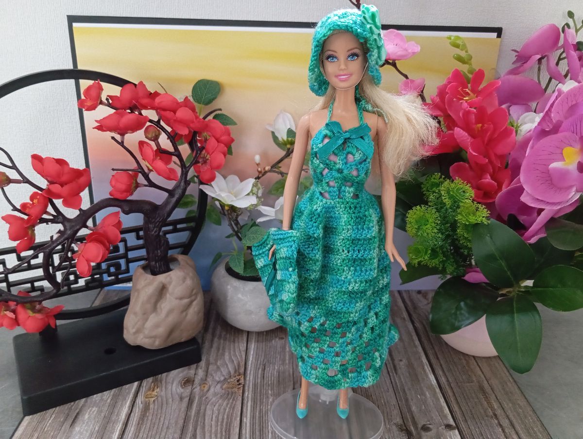 Robe verte pour poupée type Barbie