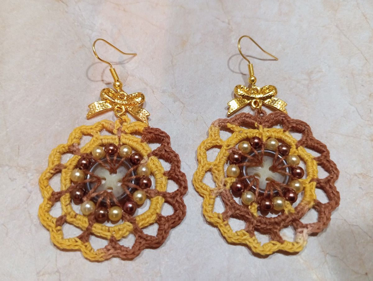 Boucle d'Oreille Jaune/Marron avec bouton et perles