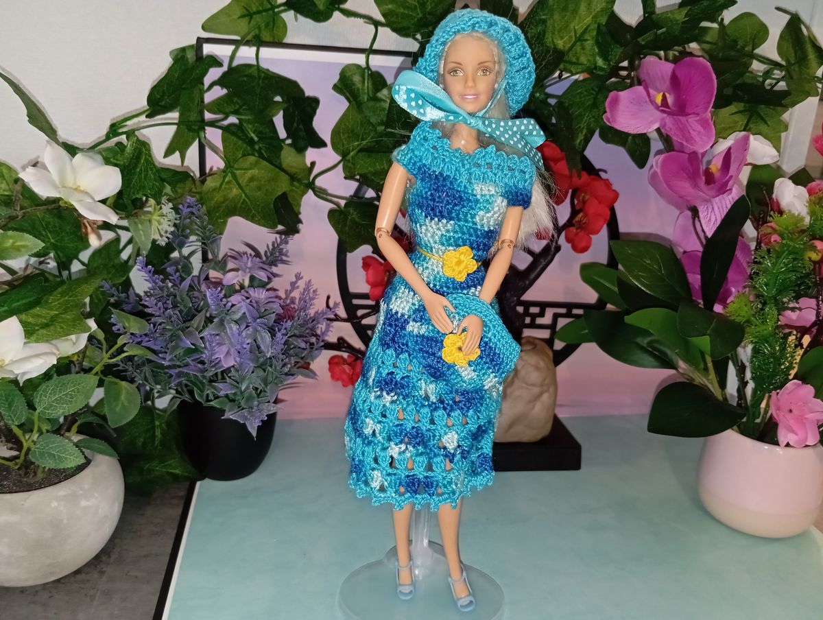 Robe turquoise et bleu pour poupée type Barbie