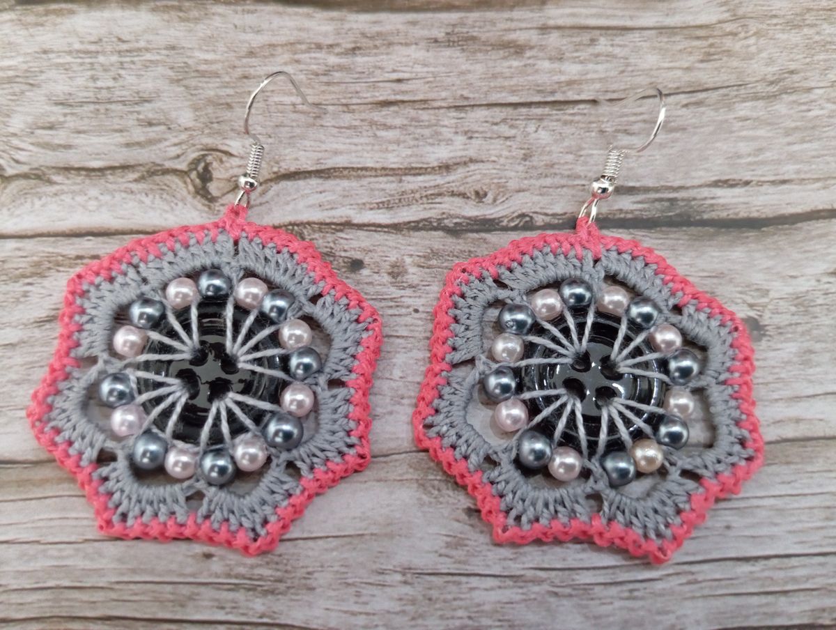 Boucle d'Oreille Grise/rose avec bouton et perles