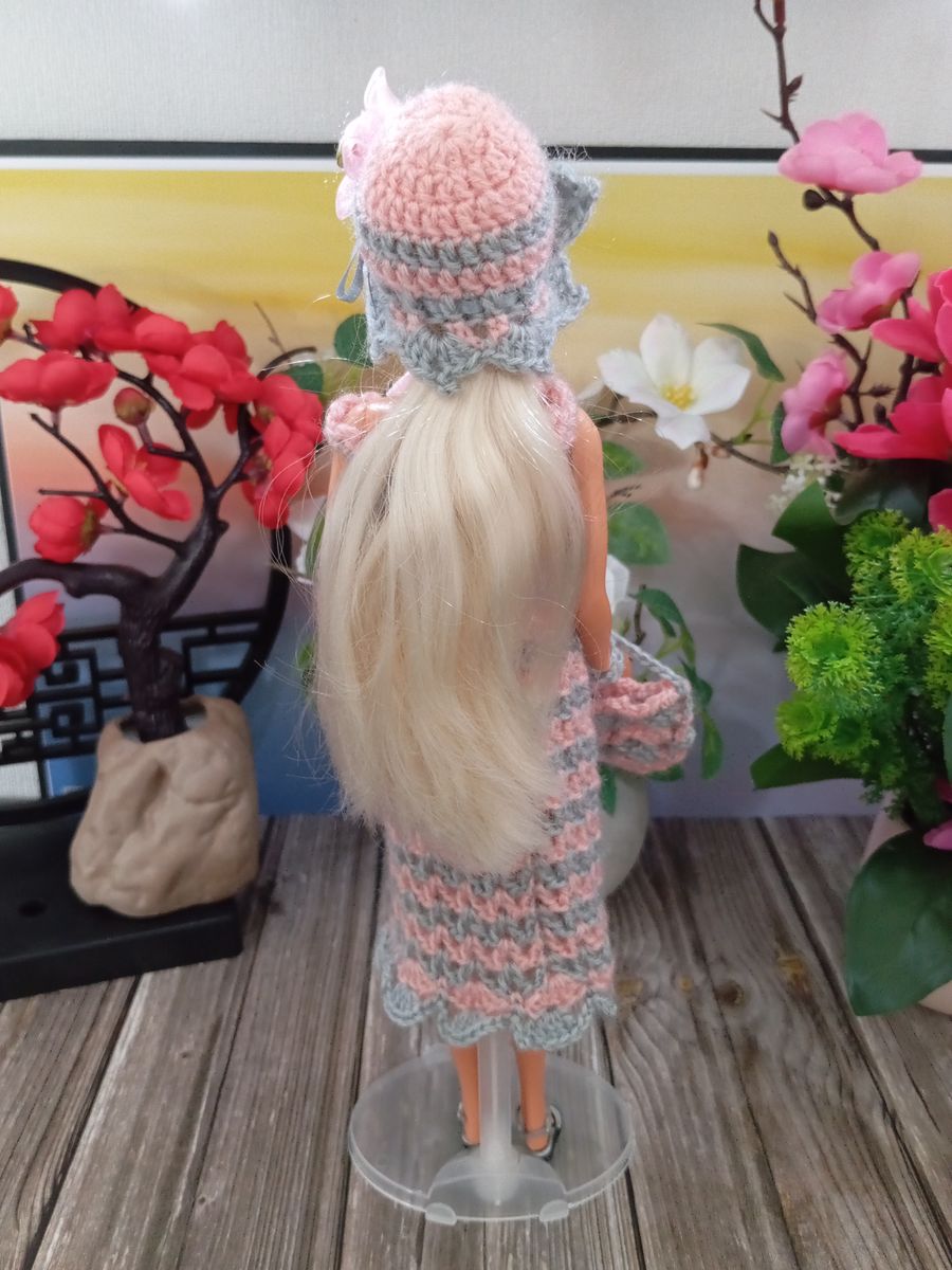 Robe rose/grise pour poupée type Barbie