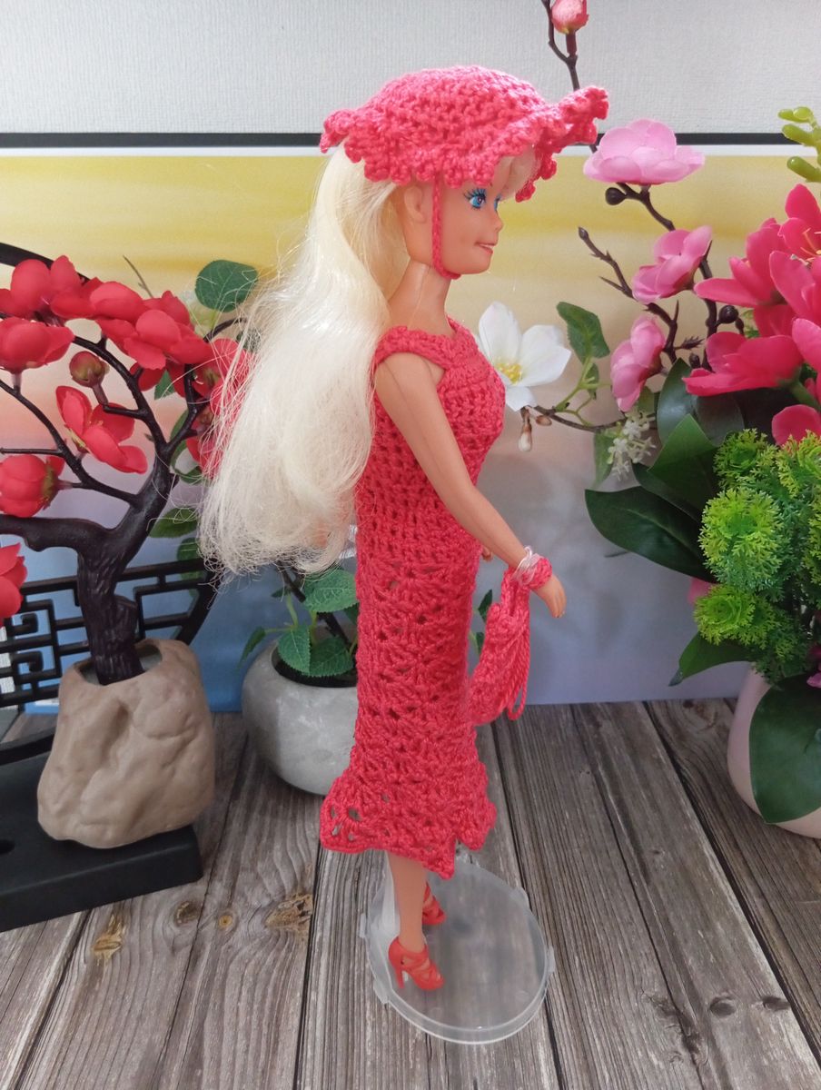 Robe rouge pour poupée type Barbie