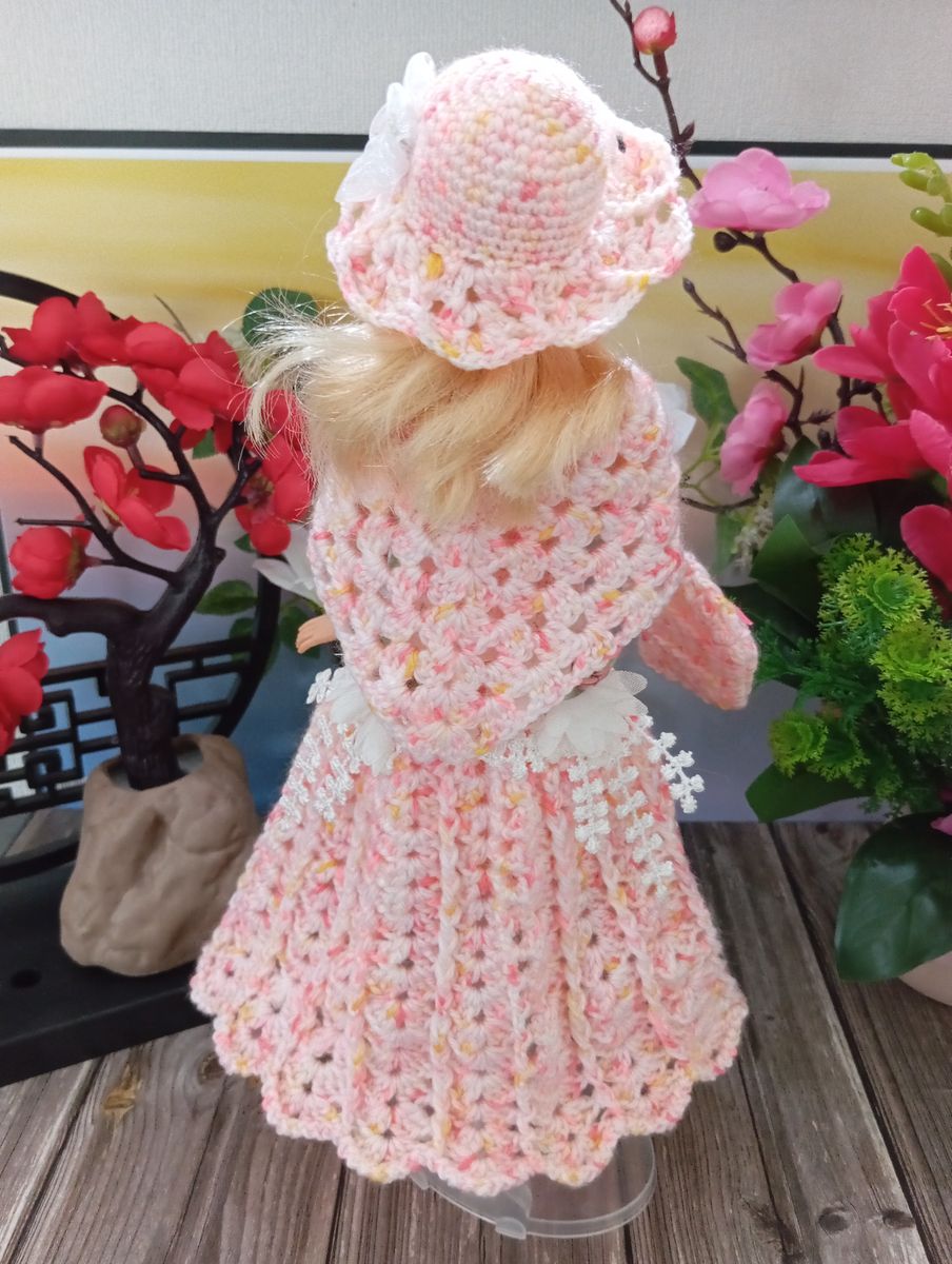 Robe rose pour poupée type Barbie